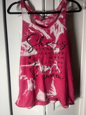 Custom women’s bleached “mom” quote tank top in red size XL